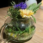 レスピラシオン - 日によって異なる新鮮なハーブたちが織りなす香りと味わいは、人工的なものでは決して出せない、自然の恵みそのもの。レモンゼラニウムの華やかな香りを感じながら、食後の時間が静かに、そして豊かに締めくくられていきました。