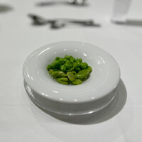 ウシマル - 自家菜園そら豆、スナップエンドウの豆、九十九里産ハモのスープ