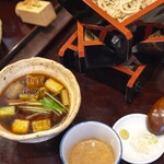 鵠沼海岸 蕎麦兄 - 合鴨せいろ（2,220円）。中途半端な写真で申し訳ない。レンズ交換なんかより一刻も早く食べたかったのです ^^;。