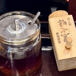 鵠沼海岸 蕎麦兄 - 豚にら蕎麦（1,850円）用に原了郭の黒七味と自家製ラー油。黒七味はもちろん合鴨せいろとも見事な相性です。