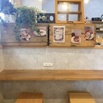 cafe POCO - テーブルから見たカウンター席(奥で調理されます)