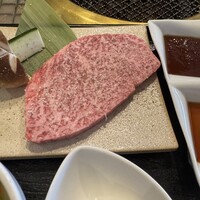 みやび 六本木店 - A5の霜降り｡さらに隠し包丁が細かく入り､ナイフいらずのステーキ｡