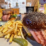 ウェスタンカフェダイナーテキサスカウボーイ - 2025.5.7(水) 夜（2回目の訪問）
                                キングベーコンチーズバーガー ダブルパティ　　　　　　　　（ポテトつき）　　　　　　2000円（税込）