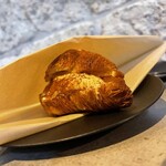 eigyokudo Cafe - 2025.5.7（水）初訪問
      カマンベールクロワッサン
      サクサク生地で冷え冷えクリームたっぷりでした！