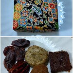 イチリン ハナレ - お茶菓子は持ち帰りに
      チョコでコーティングしたマカダミアナッツ
      東方美人茶の茶葉を入れて作ったクッキー
      山椒を入れた生チョコ
      ピーカンナッツ（とまらないナッツ）
      レーズン
      小箱はスタッフさん手作り♪