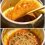 イチリン ハナレ - よだれ鶏のタレを付けていただく餃子
      同じくよだれ鶏のタレに山椒麺を入れていただきます♪