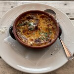 ガーブ コスタ オレンジ - オニオングラタンスープ。こちらも淡路名物の玉ねぎをふんだんに使用した。とってもおいしいオニグラスープでした。