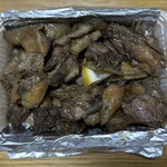 炭火焼鶏 吉松 - 地鶏皮焼900円　まずパック下に溜まった脂を落とす。鉄則。