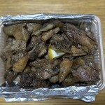 炭火焼鶏 吉松 - コリゴリ食感で旨い皮焼は高級備長炭で焼かれている。コレをハイボールで流し込む。祝福の瞬間だ！！！