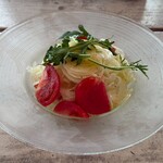 ガーブ コスタ オレンジ - 玉ねぎスライスサラダ。これでもかと言うほど玉ねぎスライスを美味しくいただきました。