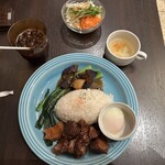 洋食キッチン シャトー - 【2025.5.26(月)】B：温玉ピリ辛ルーロー飯（並盛・ルーロー飯＋野菜サラダ＋スープ）980円
