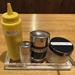ステーキハウス アパッチ - 卓上の調味料