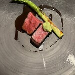 蒼 - 上田畜産43カ月雌牛“特列但馬玄”の炭火焼、ジェットファーム 長谷川さんよりグリーンアスパラガス、部位はヒレとリブロース、但馬玄を煮詰めたジュのソース