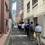 ライスカレー まんてん - 食後、並びが倍以上に