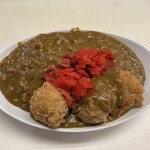 ライスカレー まんてん - 福神漬けの赤が映えるね