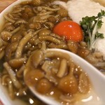 手打ちうどん 上を向いて - なめこの量すごい