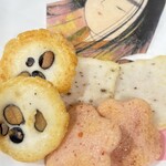 京都・宇治 式部郷 - 料理写真:源氏あられ、、3種類の中で、個人的にはエビ(右のピンクのもの)が好き❤️