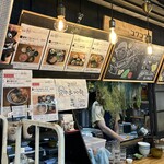 削りたてカツオ節専門店 出汁ダシ - 外観・お品書き（R7.5）八百屋の前