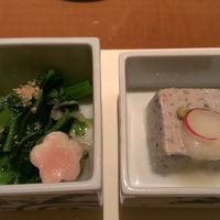 梅の花 横浜スカイビル店 - 小鉢と季節のお浸し