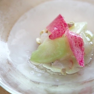 視覚も魅了する、地元の食材と器