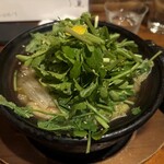 白雪 - ■鴨肉のせり鍋￥1,700：鴨肉は柔らかく旨味があり、出汁との相性も抜群で、全体的に非常に美味しく満足のいく一品であった。ただ、せりの根の状態があまり良くなかったとのことで、今回は根の部分が入っておらず、少し残念に感じた。せり鍋の醍醐味のひとつでもある根の香りと食感を楽しめなかったのは惜しかったが、それでも料理全体の完成度は高く、また訪れたいと思える味であった。