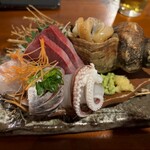 白雪 - ■刺身盛り合わせ（螺貝・鰤・鱸・鰯・赤烏賊）：新鮮な海の幸が贅沢に盛り込まれた刺身の盛り合わせ。コリコリとした螺貝、とろける鰤、上品な甘みの鱸、脂の乗った鰯、そして繊細な赤烏賊、それぞれの持ち味が際立っていた。