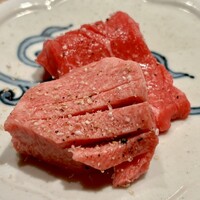 和牛料理 一石三鳥 - 極コース（¥15,800）
                    　└厚切り上タン塩とうちもも 塩焼肉