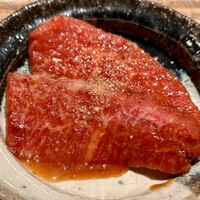 和牛料理 一石三鳥 - 極コース（¥15,800）
                    　└タレ焼肉盛り合わせ 上ハラミ まるしん