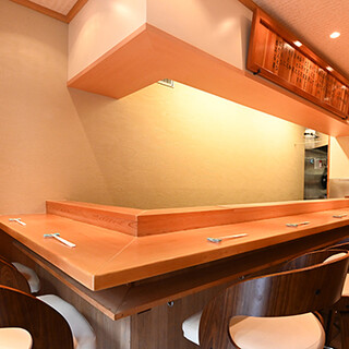 初めてのカウンター鮨でも安心◆温もりある店内で気軽にお食事を