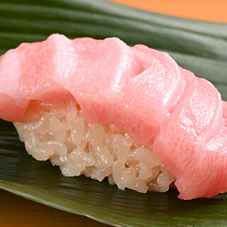 天然まぐろや北海道地魚が味わえる鮨。伝統ある赤酢シャリを使用