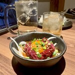 魚馬る - 馬刺しユッケ