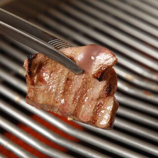 煙や匂いなし！革新的な無煙ロースターでジューシーな焼肉