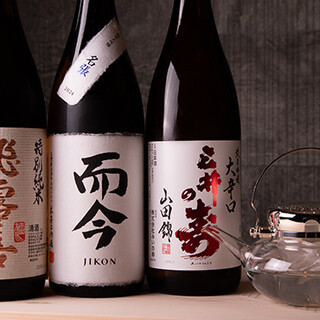 希少価値の高い日本酒や白ワインを厳選。その時季に適した一杯を