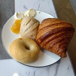 BAZAAR - 【パン】リュスティック/プレーンベーグル/フランス産発酵バタークロワッサン　ホイップバター/リンゴとレモンのジャム/クリームチーズブレッド