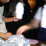 阿左美冷蔵 - 暗所にて黙々と削られていく氷達。