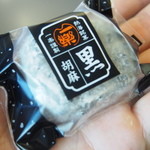 御菓子処　一楽 - 同店の人気商品、黒胡麻大福。