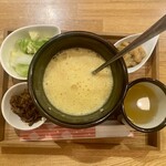 割烹 縮 - このセットでワンコインは凄い！　※具材は【和牛きのこ旨辛煮】と【真いか味噌和え】を選択