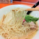 ラーメン＆カレー　山形アッキー - 麺は細麺ツルツルシコシコ