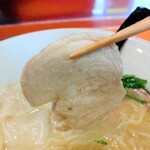 ラーメン＆カレー　山形アッキー - しっとりした食感の鶏