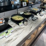 マルシェダイニング「ネン」 - パスタや色々なお肉料理が並びます。