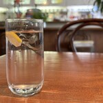 プチモンド - レモンが入ったお冷