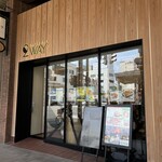 チャンドラ - 大通りに面したお店の外観