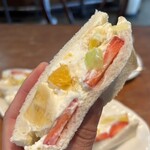 プチモンド - 持つと、中身が溢れ出そう