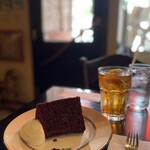 カフェ・ミエル - チョコレートのシフォンケーキセット1,200円