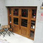 アディクト オ シュクル - ソリッド＆ウッディーな外観。