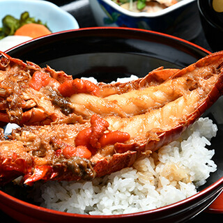 濃厚な味とぷりぷり食感の身が絶品！《いせえび丼定食》
