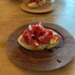 青 AO - 自家製酵母パンに生サラミとチーズ、金柑ジャム乗せ