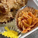 桃たろう - 沢庵とトマト味のショートパスタ付き。