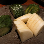 鳥茂 - おしんこ。キュウリとカブ、普通に美味しい。