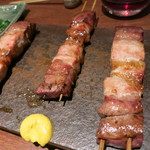 鳥茂 - ハツとロースと肩ロースのミックス。色んな部位を1つの串に、1口ごとに食感が変わって美味しい。